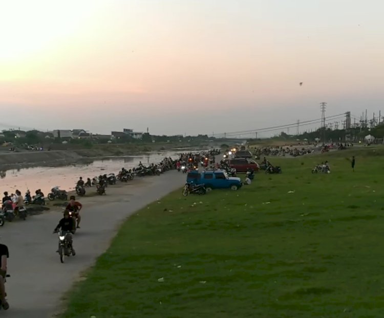 Banjir Kanal Timur (BKT) Semarang setiap sore ramai dikunjungi masyarakat untuk nongkrong menikmati sunset. Dicky Aditya/RMOLJateng
