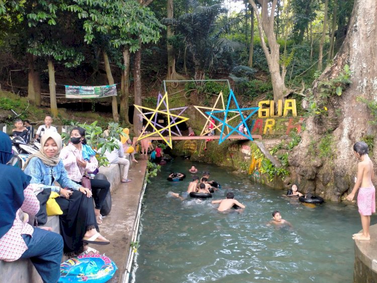 Keberadaan Gua Wareh di Sukolilo Pati menjadi tempat wisata menarik bagi masyarakat Pati dan kabupaten tetangga lainnya.