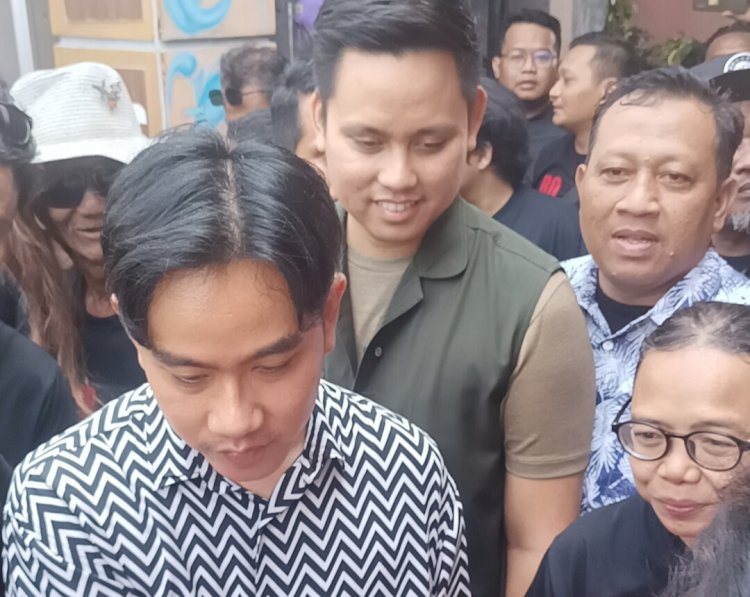Wapres terpilih Gibran Rakabuming Raka didampingi , Dico Ganinduto, saat blusukan di Kawasan Barito, Kecamatan Semarang Timur, Sabtu (20/7). Umar Dani/RMOLJateng