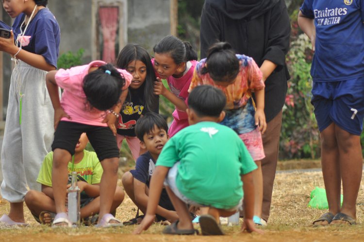 Anak-anak Ikut Lomba Tujuh Belas Agustusan, Yang Dimulai Lebih Awal, Di Kelurahan Pakintelan, Kecamatan Gunungpati, Semarang,  Pada Minggu (21/07). Wahyu Sulistiyawan/RMOLJawaTengah