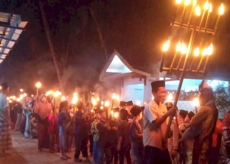 Warga Antusias Mengikuti Pawai Obor Yang Diadakan Pemuda Desa Luweng Lor Kecamatan Pituruh, Purworejo. Budi Agung/RMOLJawaTengah