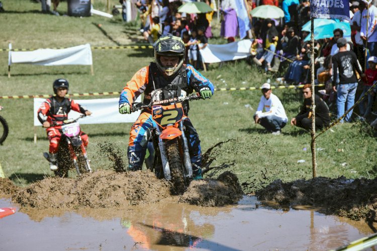 Rider Motor Trail Saat Berlaga Di Lapangan Desa Kalijeruk, Garung, Wonosobo. Dokumentasi Protokol Dan Komunikasi Pimpinan (Prokopim) Wonosobo