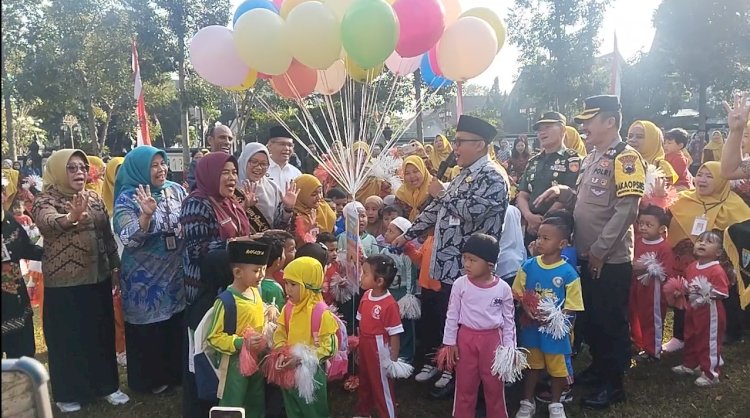 Pj Yasip Khasani bersama Bunda PAUD Anita Nofiana saat melepas balon usai Upacara Apel Luar Biasa dalam rangka HAN ke-40 di Halaman Pemkot Salatiga, Selasa (23/7). Erna Yunus B/RMOLJateng 