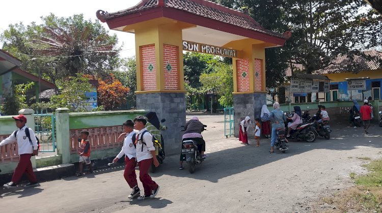 Sejumlah Murid Kelas 3 SDN Progowati, Kecamatan Mungkid, Pulang Sekolah. Tri Budi H/RMOLJawaTengah