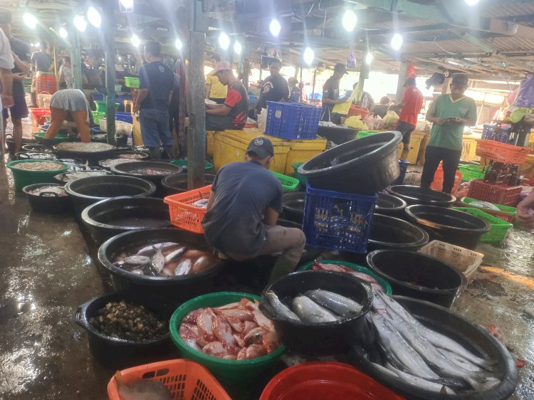 Pedagang dan pembeli melakukan jual beli ikan segar di Pasar Kobong setiap hari omzetnya mencapai miliaran rupiah. Dicky Aditya/RMOLJateng