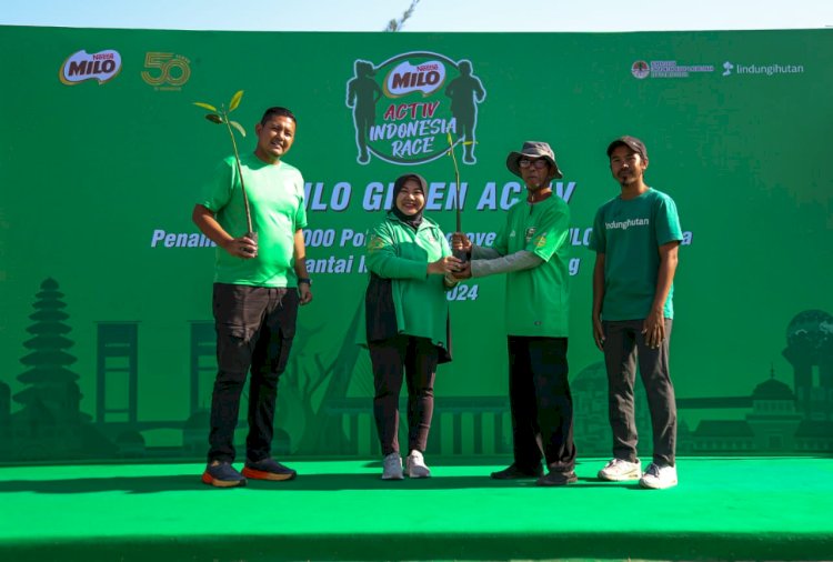 Direktur Corporate Affairs & Sustainability PT Nestlé Indonesia Sufintri Rahayu (kedua kanan), menyerahkan mangrove kepada Ketua Kelompok Tani Mangrove Lestari Sururi (kedua kanan), didampingi Sports Marketing Manager Nestlé MILO Yozart Zulmi (kiri), dan Manajer Operasional Yayasan LindungiHutan Aminul Ichsan (kanan), di Pantai Mangunharjo, Kota Semarang, Jawa Tengah pada 15 Juli 2024. Istimewa