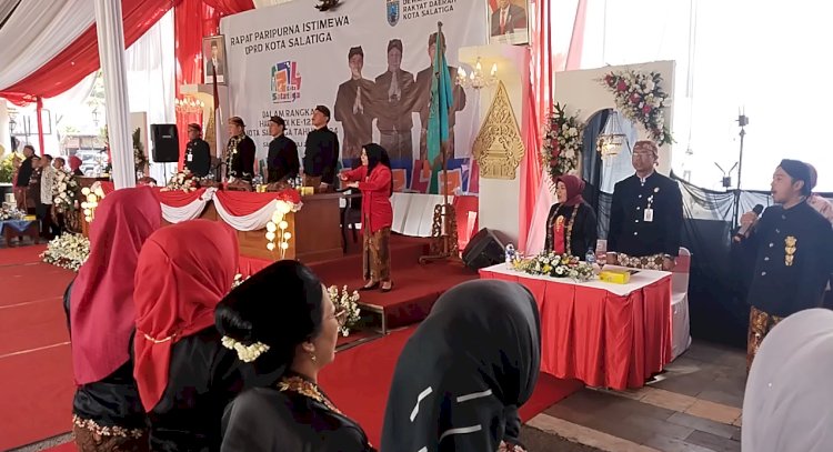 Ketua DPRD Salatiga Dance Ishak Palit Saat Memimpin Sidang Paripurna Dalam Rangka Hari Jadi Salatiga Ke-1.274 Digelar Terbuka Di Alun-Alun Pancasila, Rabu (24/07). Erna Yunus B/RMOLJawaTengah
