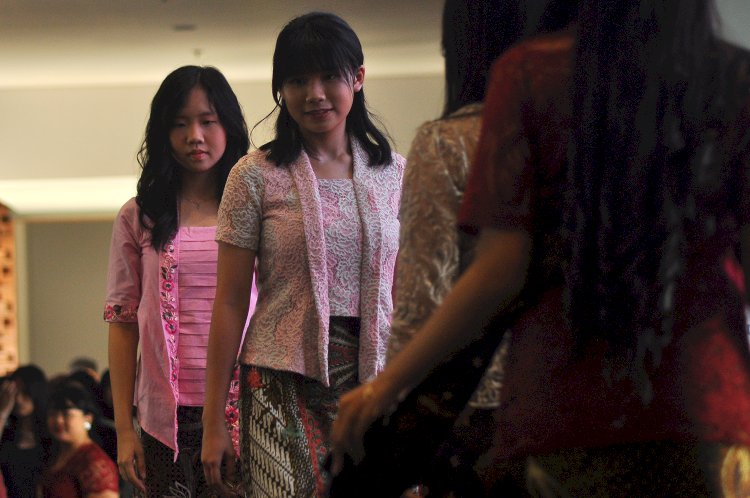 Menyambut Hari Kebaya Nasional, Seribu Remaja Generasi Z Berkebaya Di Kampus Universitas Bina Nusantara Semarang, Rabu (24/07). Wahyu Sulistiyawan