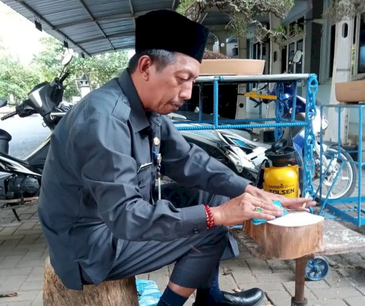 Sekda Demak, Sugiharto saat merawat tanaman bonsai miliknya. Istimewa