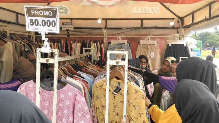 Para pengunjung mendatangi pameran UMKM di alun-alun Purwodadi Grobogan, Rabu (24/7) siang. Rubadi/RMOLJateng.