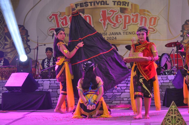 Festival Tari Tradisional Jaran Kepang ini berlangsung di aula Museum Ronggowarsito Semarang Kamis (25/7). Wahyu Sulistyawan/RMOLJateng