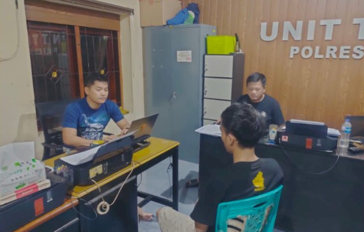 Terduga Pelaku E JA, Saat Menjalani Serangkaian Pemeriksaan Di Polres Salatiga Usai Menggelapkan Motor Kenalannya, Kamis (25/07). Istimewa/Erna YunusB/RMOLJawaTengah