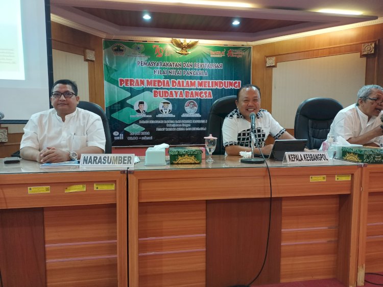Dekan Fakultas Ilmu Budaya Universitas Diponegoro (Undip), Prof. Dr. Alamsyah SS, M.Hum, dan Ketua Pusat Kajian Media dan Kebudayaan, Dr. Teguh Hadi Prayitno, MM, MH, M.Hum, Dalam diskusi yang digelar oleh Pusat Kajian Media dan Kebudayaan bersama Kesbangpol Provinsi Jateng di kantor Kesbangpol Provinsi Jateng, Jl. Ahmad Yani No.160 Semarang, Jumat (26/07). Umar Dani/RMOLJateng