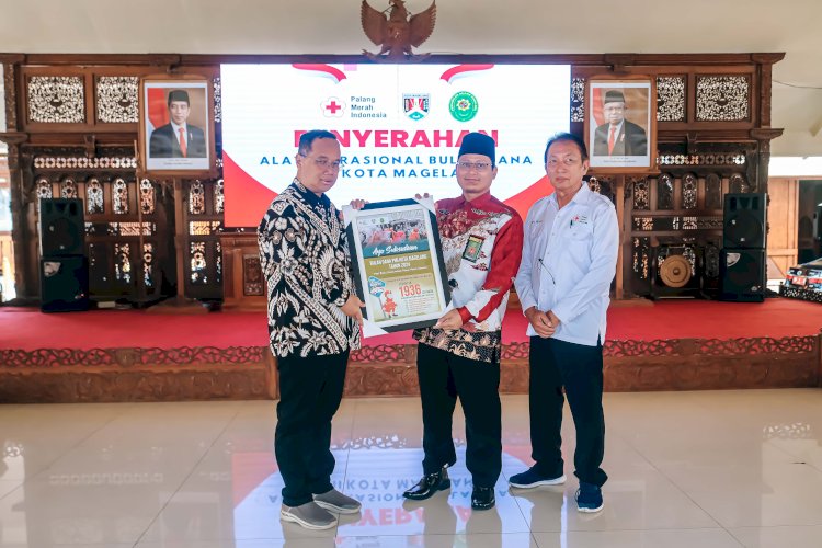 Nurhasan Menerima Alat Operasional Bulan Dana PMI 2024 Dari Wali Kota Magelang M Nur Aziz. Istimewa/RMOLJawaTengah