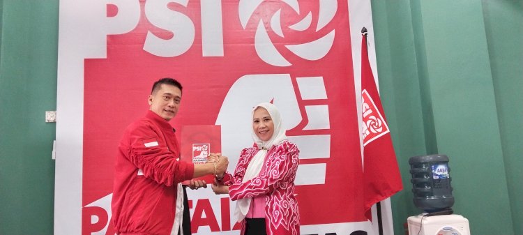 Kader Srikandi Partai Nasdem Salatiga Sri Wahyuni mengembalikan formulir pencalonan Wakil Wali Kota ke Partai Solidaritas Indonesia (PSI), Salatiga, di Kantor DPD PSI Salatiga, Sabtu (27/7) petang. Erna Yunus B/RMOLJateng
