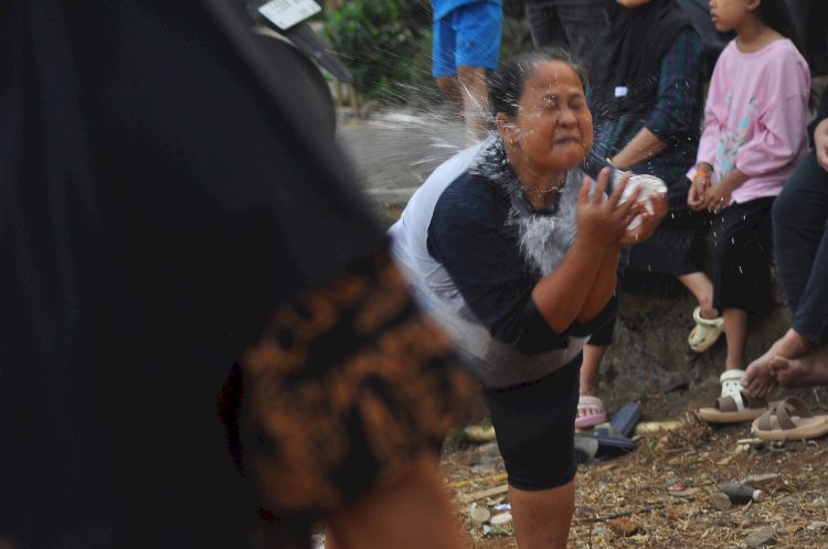 Sejumlah Ibu-Ibu Mengikuti Lomba Estafet Air Di Kampung Pakintelan RT05/RW05, Kelurahan Pakintelan, Kecamatan Gunungpati, Kota Semarang, Minggu (28/07). Wahyu Sulistiyawan/RMOLJawaTengah