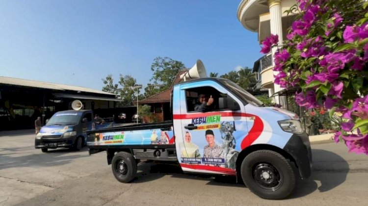 Mobil yang telah dibranding gambar Lilis Nuryani Fuad dan Zaeni Miftah menjadi sarana sosialisasi dan kampanye untuk hadapi Pilbup Kebumen 2024.  Budi Agung/RMOLJateng