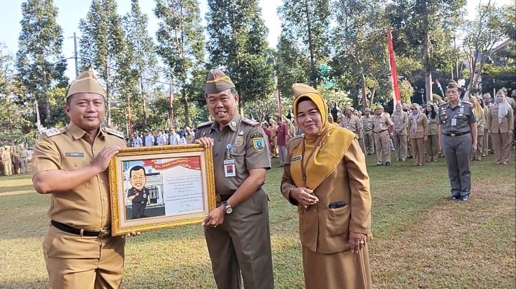 Pj Wali Kota Salatiga Yasip Khasani Saat Memimpin Apel Bersama Dan Menyerahkan Kenang-Kenangan Kepada Joko Haryono Yang Memasuki Purna Tugas Di Halaman Kantor Pemkot Salatiga, Senin (29/7). Erna Yunus B/RMOLJawaTengah
