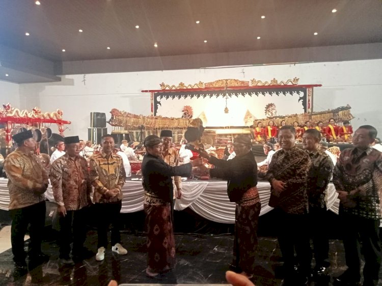 Penyerahan wayang menandai dimulainya pagelaran wayang kulit dengan lakon, 'Semar Mbangun Kayangan'. Dian Tanti/RMOLJateng