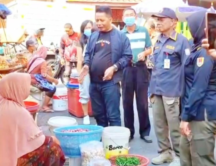 Petugas Satpol PP Kota Semarang laksanakan sosialisasi dan imbauan untuk para pedagang PKL di Pasar Gang Baru agar tertib aturan jam operasional. Dicky Aditya/RMOLJateng