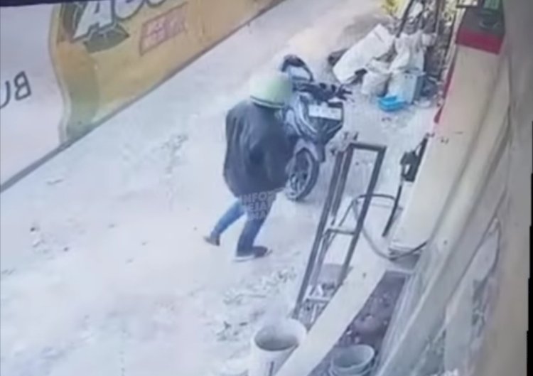Aksi curanmor semakin sering terjadi, kejadian terbaru di Pudak Payung, Semarang, Senin (29/7) di depan sebuah toko. Rek.CCTV warga for RMOLJateng