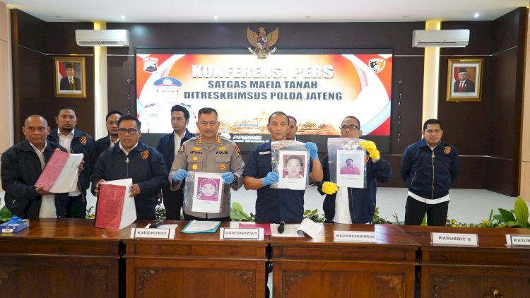 Kabidhumas Polda Jateng Kombes Pol Artanto di dampingi Dirreskrimsus Kombes Pol Dwi Subagyo dalam konferensi pers ungkap kasus Mafia Tanah di Mako Ditreskrimsus Polda Jateng, Jl. Sukun Raya Banyumanik Kota Semarang pada Senin, (29/7) siang. Istimewa