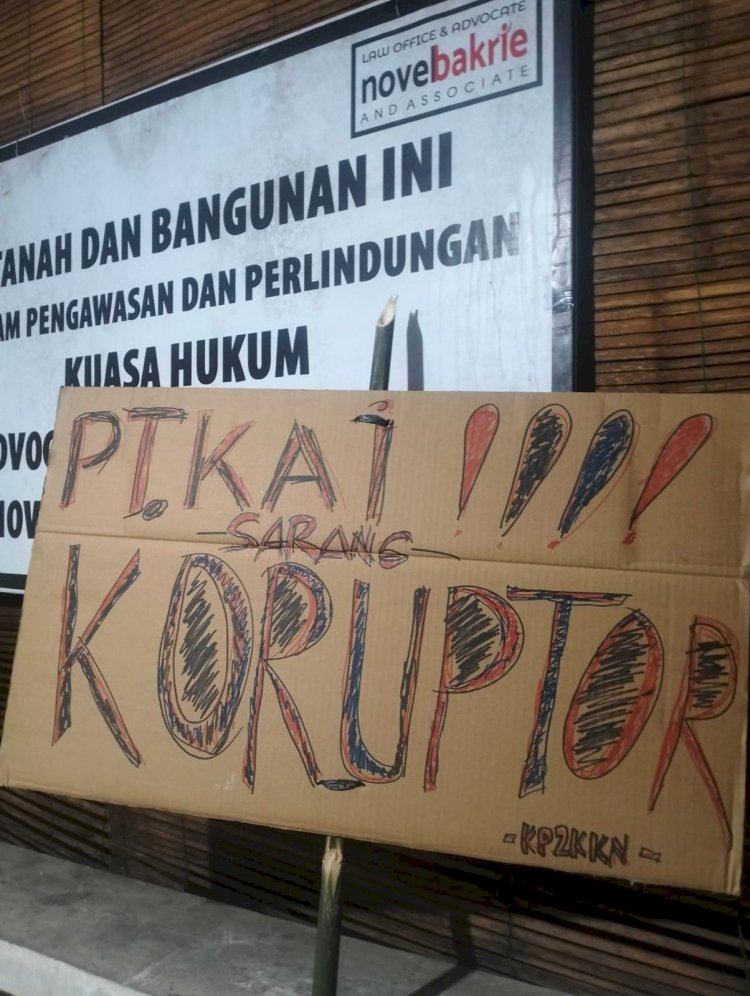 Spanduk-spanduk Yang Dibuat Warga Kompleks Perumahan Eks-PJKA Menolak Upaya Penggusuran Yang Akan Dilakukan Oleh PT KAI, Selasa (30/07). Istimewa/RMOLJawaTengah