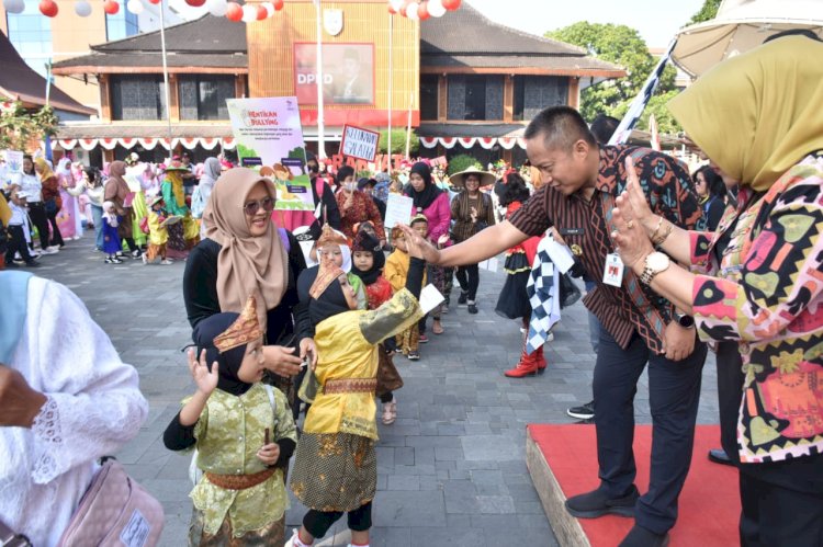 Penjabat (Pj) Wali Kota Salatiga Yasip Khasani Ikut Memeriahkan Peringatan Hari Anak Nasional Tahun 2024 Di Salatiga, Selasa (30/7). Erna Yunus B/RMOLJawaTengah