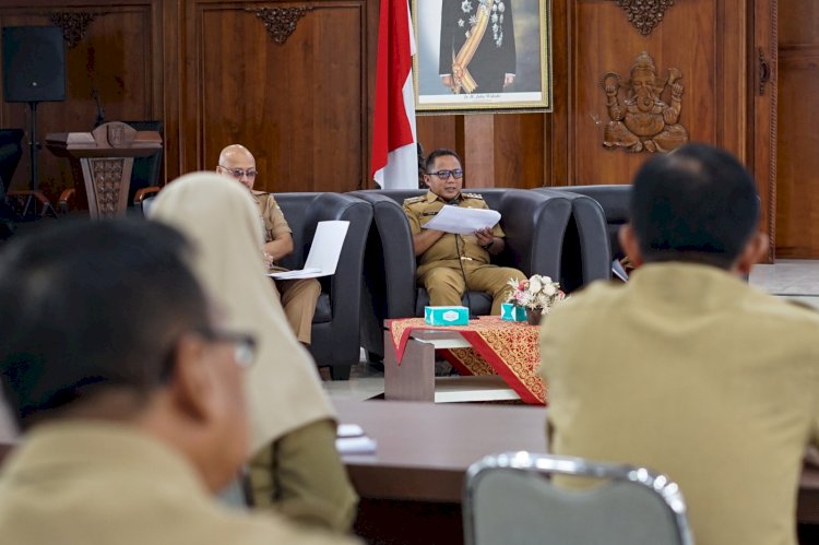 Pj Wali Kota Salatiga, Yasip Khasani, Saat Kegiatan Pembinaan Organisasi Perangkat Daerah (OPD) Di Ruang Kaloka Gedung Sekretariat Daerah (Setda) Salatiga, Selasa (30/7). Erna Yunus B/RMOLJawaTengah