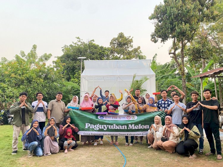  Kalangan mahasiswa Universitas Muria Kudus (UMK) menginisisasi pelatihan semai bibit buah melon hidroponik kepada kelompok paguyuban petani melon di Desa Rejosari, Kecamatan Dawe, Kabupaten Kudus.