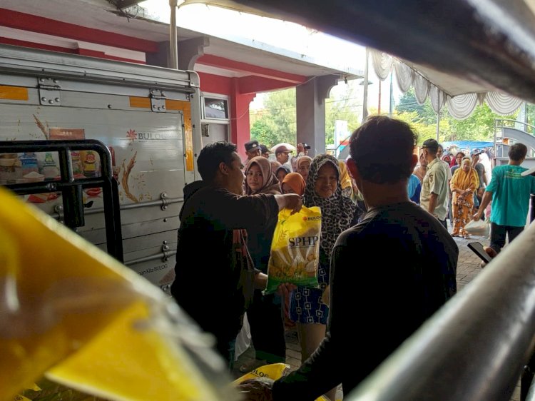 Warga Kota Pekalongan mengikui gerakan pangan murah. IST