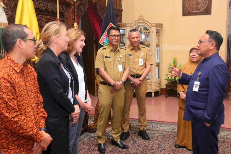 Penjabat Bupati Kudus, Hasan Chabibie menerima kunjungan dari tim Swedfund dan Kementerian PUPR di Pendapa Kabupaten Kudus.