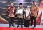 Penuhi Target Capaian Peserta JKN, Pemkab Kudus Terima UHC Awards