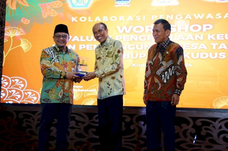Kepala BPKP Perwakilan Jateng Tri Handoyo (tengah) menyerahkan plakat cinderamata kepada PJ Bupati Kudus (kiri) disaksikan Musthofa anggota Komisi XI, Musthofa.