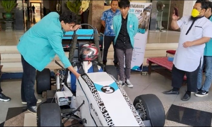 Bengawan Formula Student Team Universitas Sebelas Maret (UNS) Siap Berkompetisi Pada Formula SAE 2024 Di Italia Yang Digelar Pada 3 Sampai 8 September 2024 Mendatang. Berlangsung Di Sirkuit Varano ‘De Melegari, Italia. Diain Tanti Burhani/RMOLJawaTengah