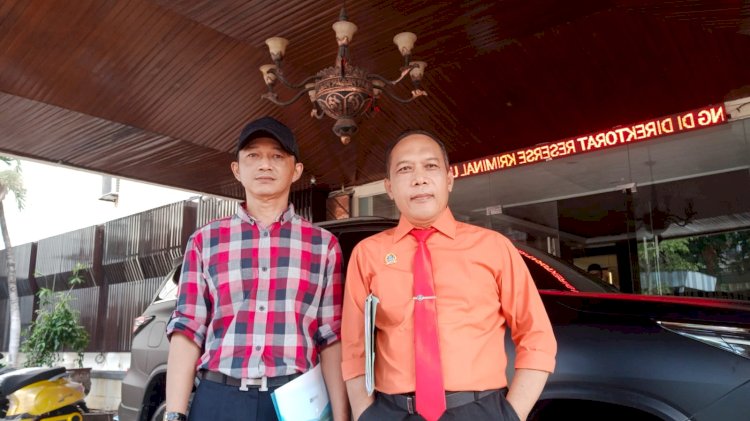Ahmad Triswadi SH mendampingi kliennya usai diperiksa penyidik Polda Jawa Tengah.