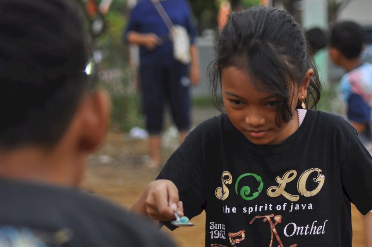 Sejumlah Anak Mengikuti Perlombaan Estafet Kelereng Di Pakintelan, Kecamatan Gunungpati, Kota Semarang, Kamis (01/08). Wahyu Sulisitiyawan/RMOLJawaTengah