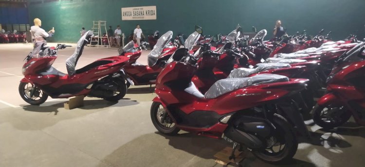 Ratusan motor dinas Honda PCX merah diberikan kepada kepala desa dan lurah oleh Pemkab Kudus pada akhir tahun 2023 lalu. 