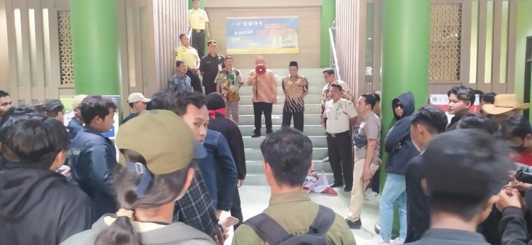 Sejumlah mahasiswa IAIN Kudus menggelar unjuk rasa di halaman gedung rektorat kampus setempat yang dipicu kekecewaan atas mahalnya biaya UKT.