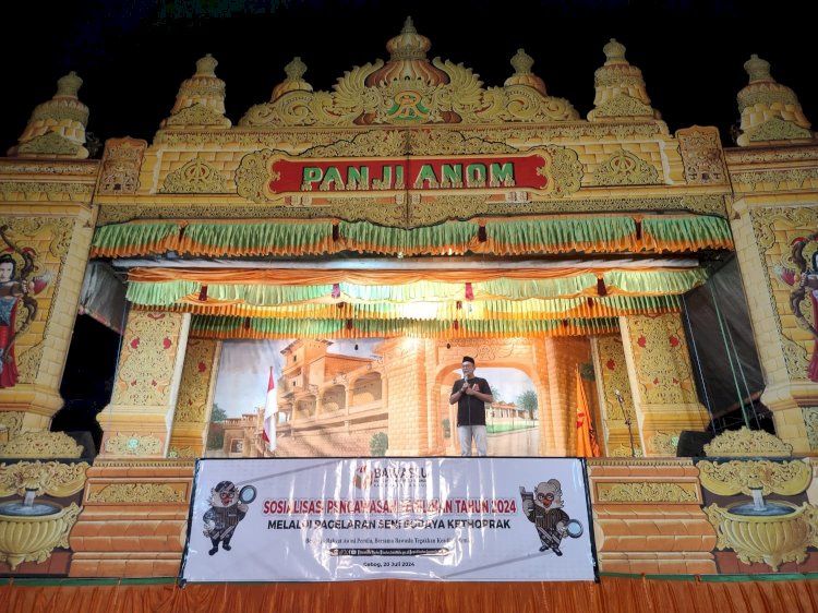  Ketua Bawaslu Kudus Wahibul Minan hadir dalam pagelaran seni ketoprak sebagai salah satu strategi mendekatkan Bawaslu dengan masyarakat. 