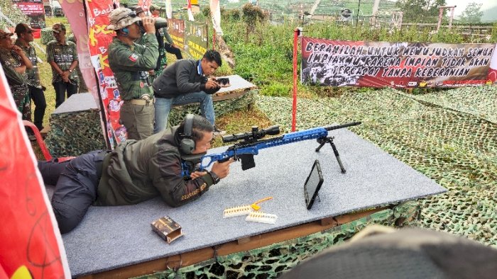 Tandai Dimulainya Pertandingan, Dangrup 2 Kopassus Kandang Menjangan, Kolonel Inf Wahyo Yuniartoto Melakukan Tembakan Perdana. Dian Tanti Burhani/RMOLJawaTengah