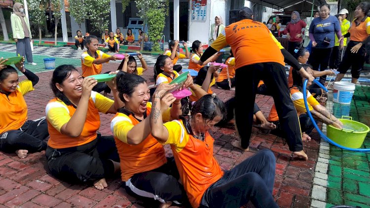 Warga Binaan Lembaga Pemasyarakatan Wanita Semarang, Di Jalan Sugiyopranoto, Larut Dalam Keceriaan Saat Mengikuti Lomba Estafet Air, Dalam Rangka Memeriahkan HUT Ke-79 Kemerdekaan RI, Jumat (02/08) Pagi. Soetjipto/RMOLJawaTengah