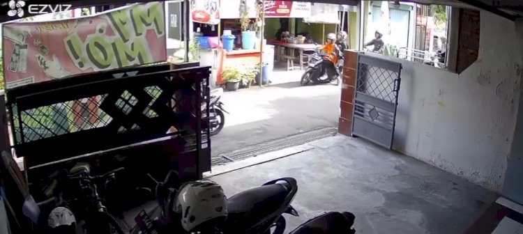 Tawuran Pelajar Di Mugas, Semarang, Jumat (2/8) Terjadi Siang-Siang Bahkan Para Pelakunya Masuk Ke Dalam Gang Kejar-Kejaran. Tangkapan Layar Dicky A Wijaya/RMOLJawaTengah