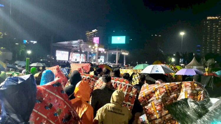 Jamaah saat mengikuti sholawatan di lapangan Simpang Lima, Semarang, Jumat (2/8) malam, bersama ulama Habib Syech bin Abdulqodir Assegaf. Meski hujan, namun jamaah tetap antusias mengikuti hingga acara selesai. Soetjipto/RMOLJateng