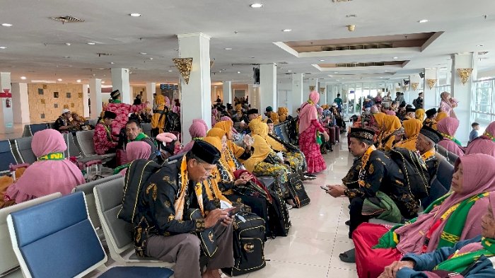 Calon jamaah umroh menunggu keberangkatan di ruang transit di Bandara Adi Soemarmo. dok Humas Bandara