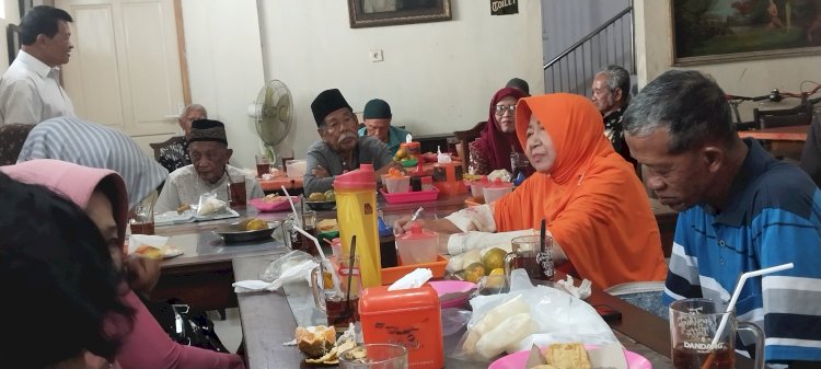 Paguyuban Sekolah Pendidikan Guru Angkatan '69 Mugi Lestari Salatiga Saat Menggelar Temu Kangen Secara Sederhana Di Sebuah Warung Soto Kawasan Alun-Alun Pancasila, Salatiga, Sabtu (03/08). Erna Yunus B