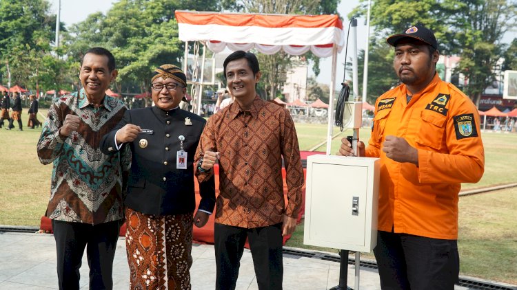 Wakil Rektor Bidang Riset, Inovasi, Dan Kewirausahaan Prof. Dr. Ir. Eko Sediyono, M.Kom., Dan Ketua Tim Peneliti EWS, Prof. Dr. Kristoko Dwi Hartomo, M.Kom., Menyerahkan EWS Kepada Penjabat (Pj) Wali Kota Salatiga, Yasip Khasani, S.IP., M.M. Istimewa/ Erna Yunus B/RMOLJawaTengah