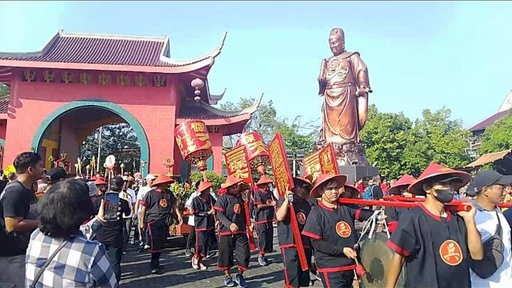 Rombongan Arak-Arakan Festival Cheng Ho, Pada Peringatan 619 Tahun Pendaratan Laksamana Cheng Ho Di Semarang, Minggu (04/08) Pagi, Saat Memasuki Klenteng Sampokong Semarang. Arak-Arakan Diikuti Ribuan Warga Dari Berbagai Kota. Soetjipto/RMOLJawaTengah 