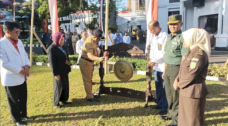 Pj Wali Kota Salatiga Yasip Khasani Saat Memukul Gong Tanda Dimulainya Pencanangan Bulan Dana PMI Tahun 2024 Dibalut Apel Luar Biasa, Di Halaman Pemkot Salatiga, Senin (05/08). Erna Yunus B/RMOLJawaTengah