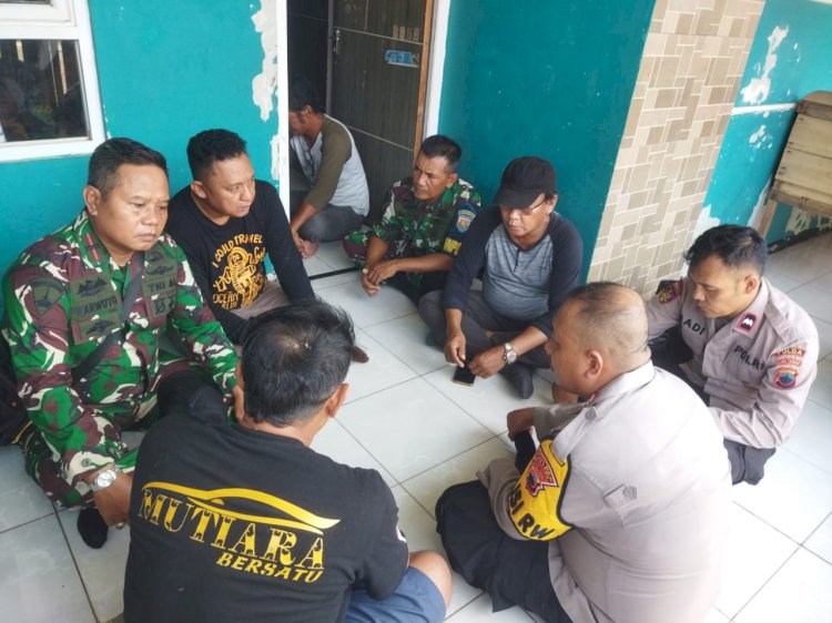 Pengurus DPC HNSI Kabupaten Batang bersama TNI-Polri mendatangi rumah keluarga nelayan. IST